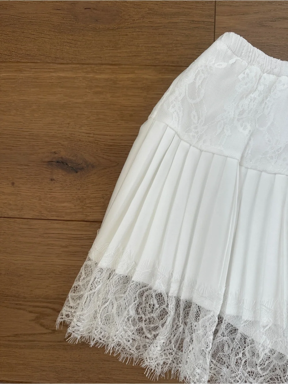 Women’s White Lace Pleated Mini Skirt